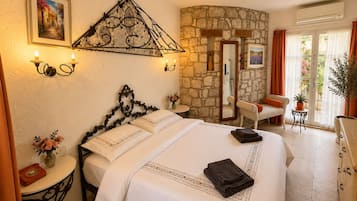 Ropa de cama de alta calidad, minibar y cortinas blackout