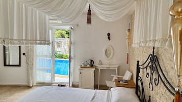 Premium bedding, minibar, blackout curtains, soundproofing