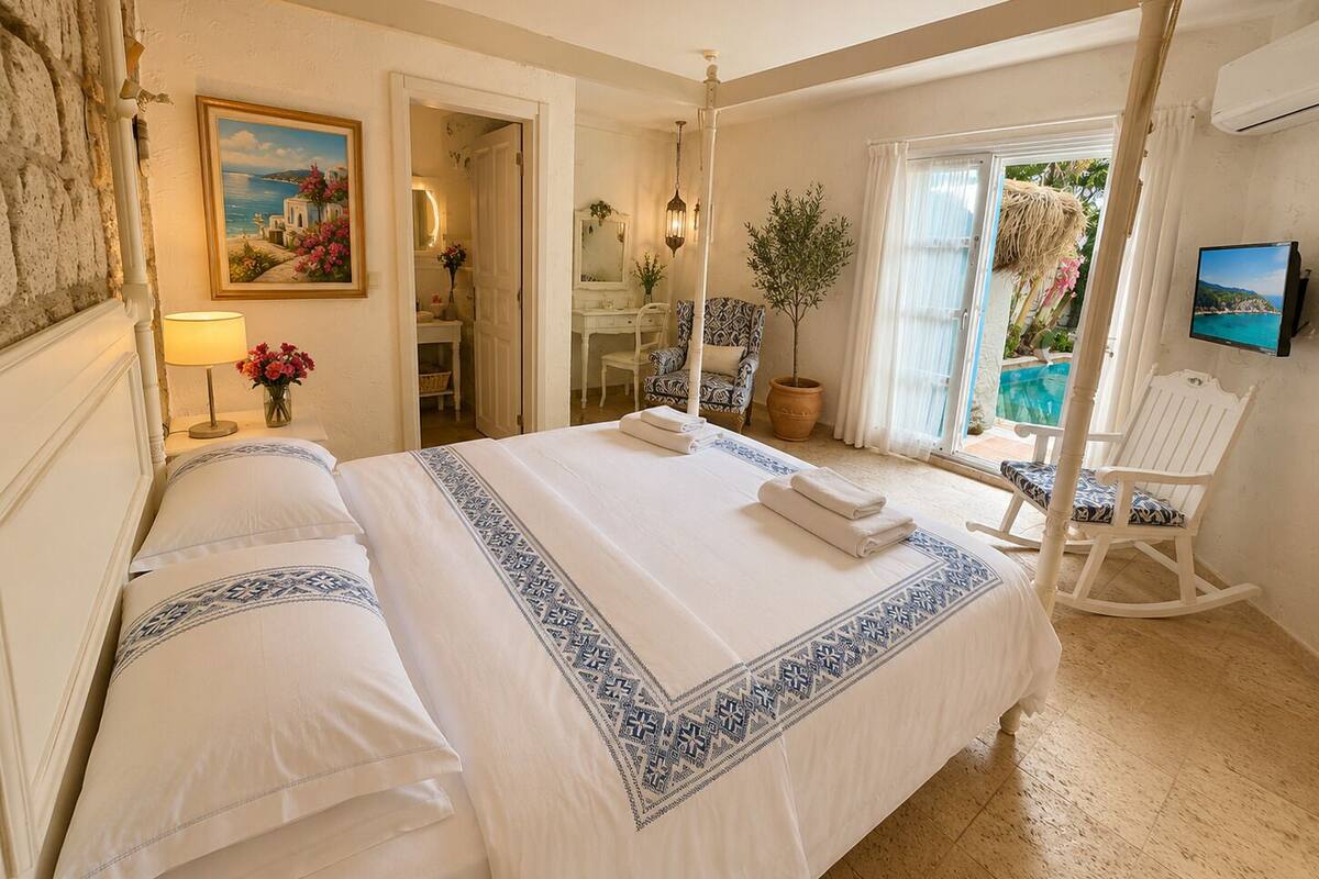Habitación de hotel con una cama grande, televisor, sillón y vistas a una piscina.