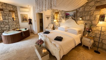 Quarto superluxo, vista para a piscina | Roupas de cama premium, frigobar, cortinas blackout
