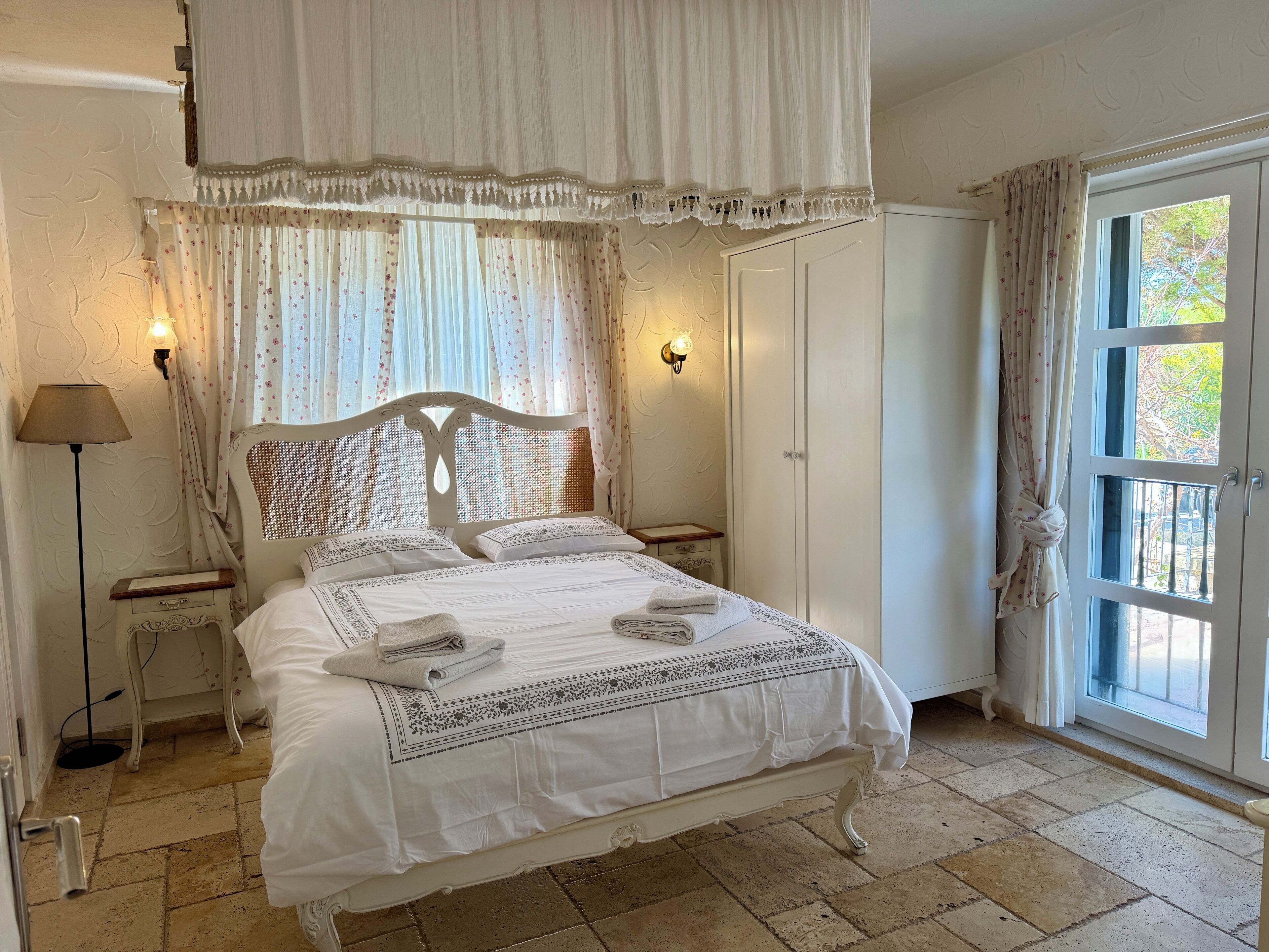 Economy-rum - utsikt mot trädgården