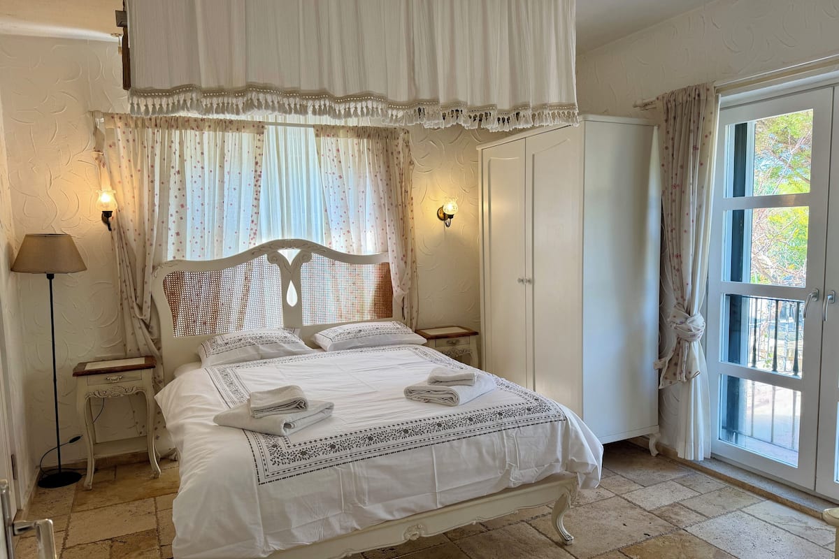 Economy Room, Garden View