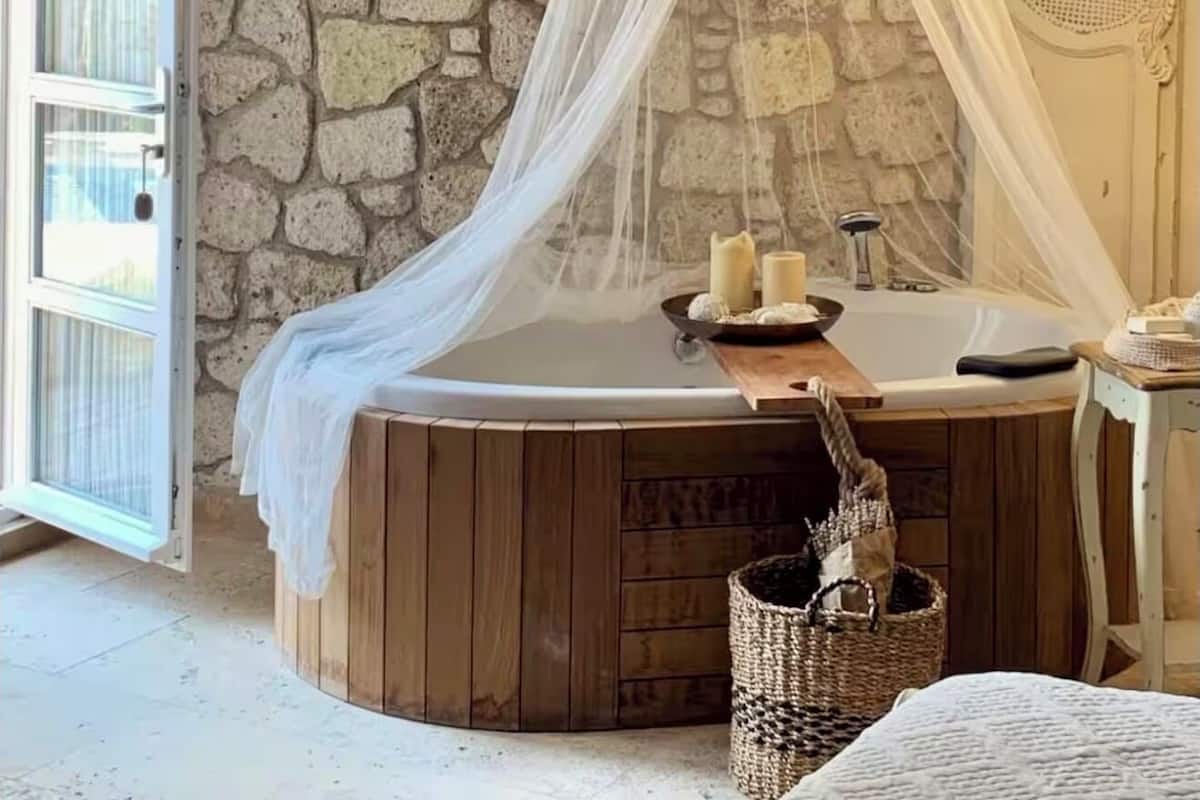 Chambre luxueuse, vue sur la piscine