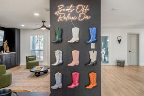 Interior - Spa&Hot Tub, BBQ, Firepit, Gameroom, Western Boots (Houston)