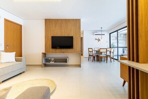 Apartment | Living area | Smart TV - APTO 4 Suítes | Espaçoso | Varanda Gourmet | San Martin | Destino BSM 303A (Barra de São Miguel)
