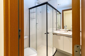 Apartment | Bathroom | Shower, towels, toilet paper - APTO 4 Suítes | Espaçoso | Varanda Gourmet | San Martin | Destino BSM 303A (Barra de São Miguel)