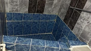 Familjelägenhet - balkong - utsikt mot trädgården | Badrum