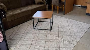 Familjelägenhet - balkong - utsikt mot trädgården | Vardagsrum