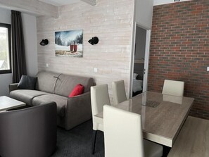 Dining - 80m from resort center, 4th floor, view mountain, swimming pool, terrace, tv, ski locker, 49m² (Eaux-Bonnes)