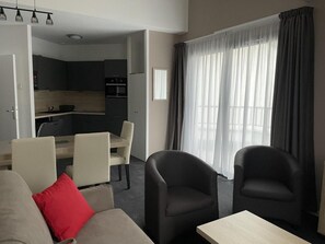 Living area - 80m from resort center, 4th floor, view mountain, swimming pool, terrace, tv, ski locker, 49m² (Eaux-Bonnes)
