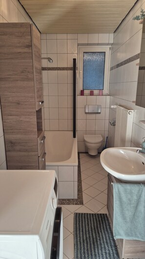 Bathroom - Vacation apartment "Am Weinberg" in Wirmsthal near Bad Kissingen (Euerdorf)