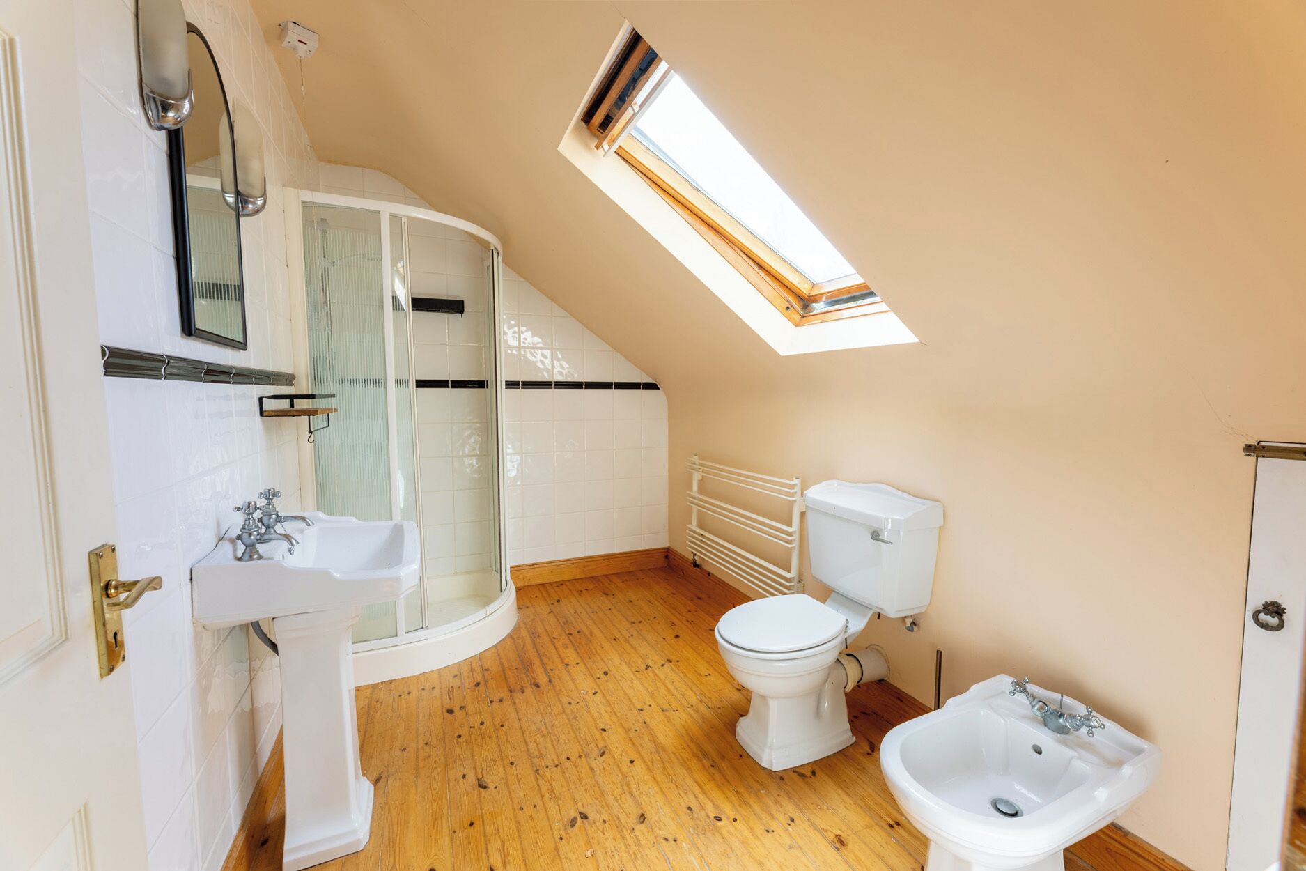 Un baño con ducha, inodoro, bidé y lavabo.