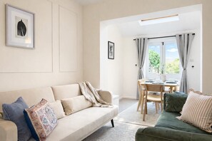 TV - 3BR Jericho Oxford Home | Walk To The University (Oxfordshire)