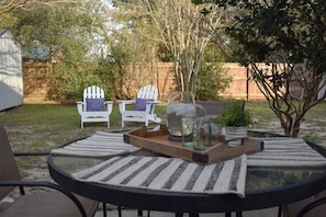 Outdoor dining - The Almost – Short Walk to Beach & Dog Friendly, Cozy vibes, Sleeps 6-7 (Oak Island)