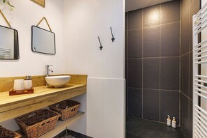 Douche, sĂšche-cheveux, serviettes fournies