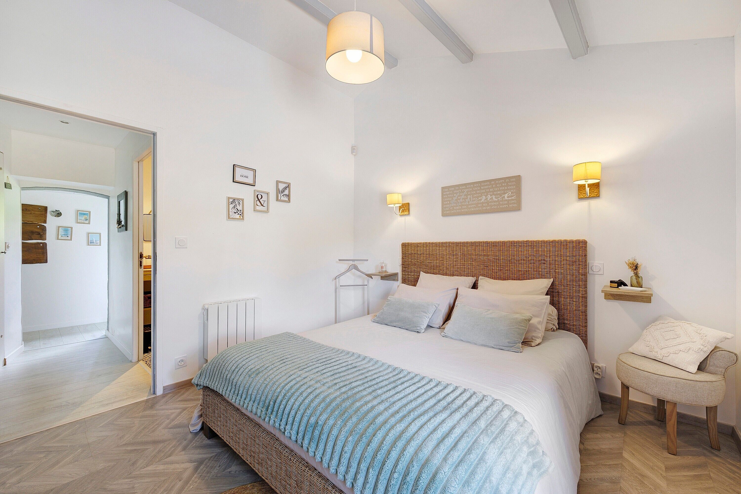 3 chambres, fer et planche à repasser, Wi-Fi, draps fournis