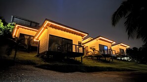 A modern building with multiple rooms, a paved driveway, and a palm tree in the foreground. - La Escondida Finca Hotel 12 minutes from the airport int JMC rionegro(MEDELLIN) (Guarne)