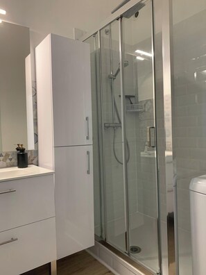 Shower, hair dryer, towels - The Thalassa Centre Rochefort, Ideal for spa visitors, 2* (Rochefort)