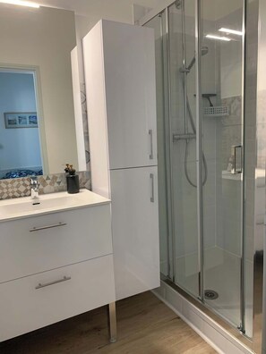 Shower, hair dryer, towels - The Thalassa Centre Rochefort, Ideal for spa visitors, 2* (Rochefort)