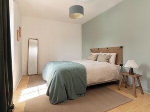 3 chambres, fer et planche à repasser, Wi-Fi, draps fournis