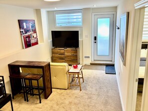 Living area - Garden-Level 1-Bedroom Suite with Private Entrance (Vaughan)