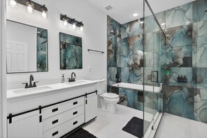 Secadora de cabello, toallas, jabón, papel de baño 