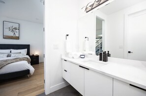 5 habitaciones, tabla de planchar con plancha, wifi y ropa de cama