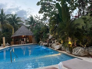 Pool - Amazing two bedroom condo steps from the beach (Playa del Carmen)