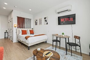 Bureau, fer et planche à repasser, Wi-Fi, draps fournis