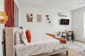 Desk, iron/ironing board, WiFi, bed sheets - Sleek Bishop Arts Stay | Gym - Yoga - Game Lounge (Dallas)