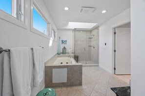 Douche, sèche-cheveux, serviettes fournies, papier toilette