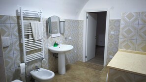 Shower, hair dryer, bidet, towels - Ponchielli House - 3-bedroom apartment with kitchen and covered patio (Statte)
