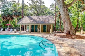 Outdoor pool - 117 Greens-Updated 2BR w/Golf Views & Steps to Beach (Hilton Head Island)