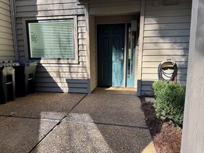 Exterior detail - 117 Greens-Updated 2BR w/Golf Views & Steps to Beach (Hilton Head Island)