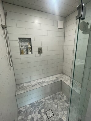 Secadora de cabello, toallas, jabón, papel de baño 