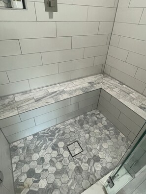 Secadora de cabello, toallas, jabón, papel de baño 