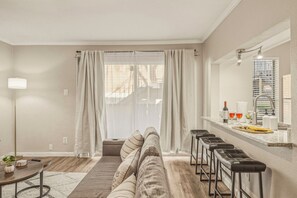 Living area - Modern 1BR/Pool + Gym/Near Galleria/20 Min to DT (Dallas)