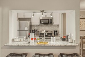 Private kitchen - Modern 1BR/Pool + Gym/Near Galleria/20 Min to DT (Dallas)