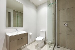 Shower, hair dryer, towels, soap - One Rosebank • 2BR Sass, Style and City Lights (Johannesburg)