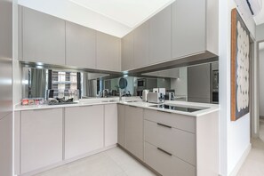 Private kitchen - One Rosebank • 2BR Sass, Style and City Lights (Johannesburg)