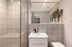 Dusche, Haartrockner, Handtücher, Seife