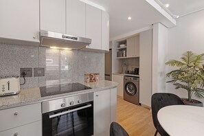 Frigorífico, microondas, horno y placa de cocina
