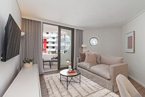 TV - Dolce Vita | Bright Sea Point Apartment (Cape Town)