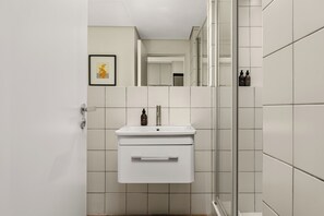 Dusch, hårtork, handdukar och tvål