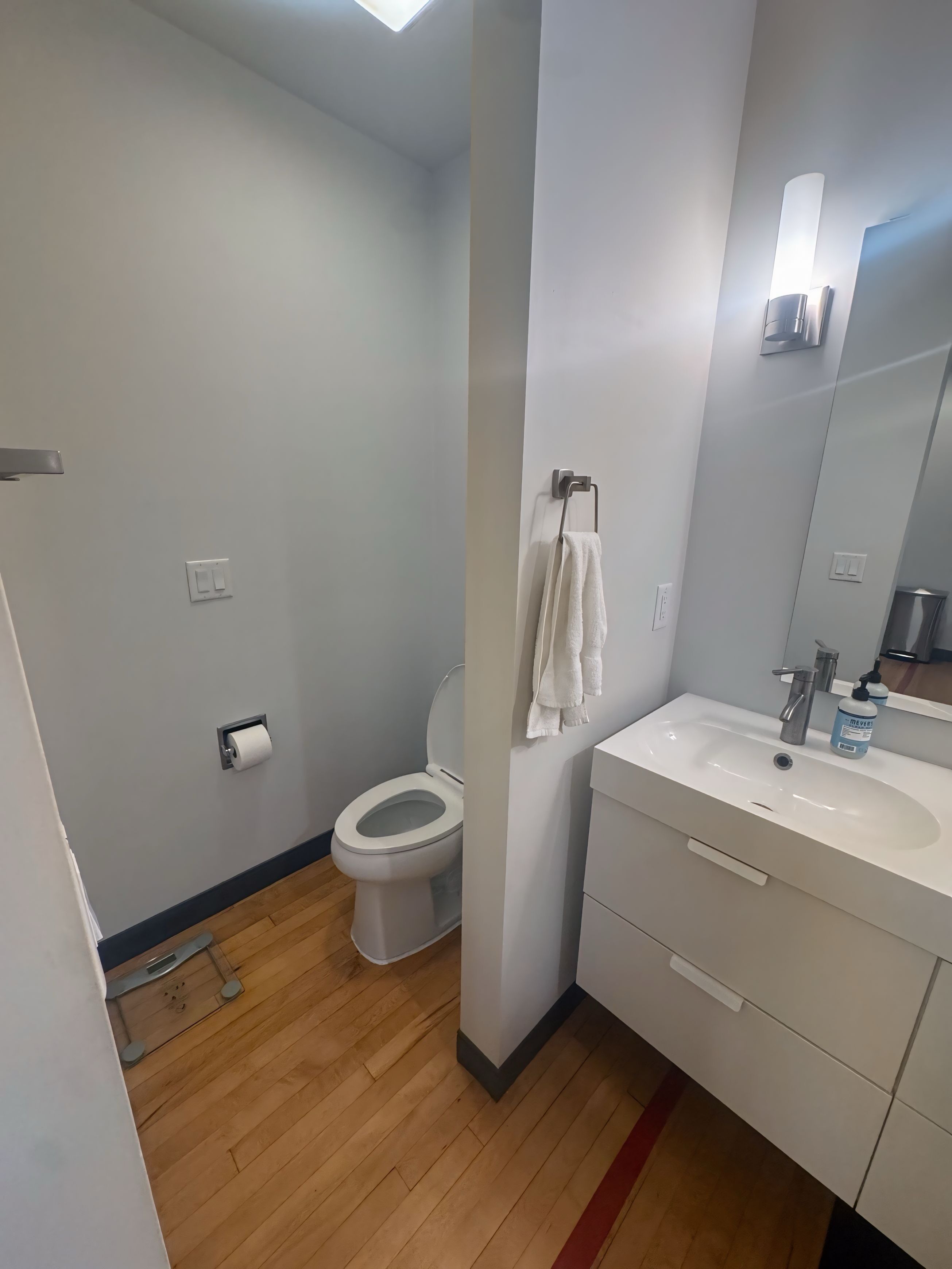 Toallas, jabón, papel de baño 