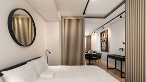 Een moderne hotelkamer met een groot bed, een bureau en een stoel.