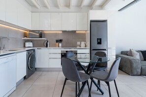 Fridge, microwave, oven, stovetop - Modern Luxury Living | Lion's Head View (Cape Town)