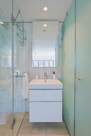 Shower, hair dryer, towels, soap - Modern Luxury Living | Lion's Head View (Cape Town)