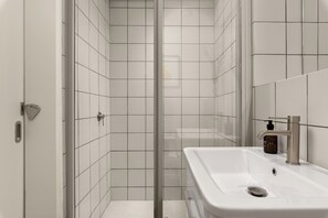 Shower, hair dryer, towels, soap - Dolce Vita | Sleek Apartment (Cape Town)