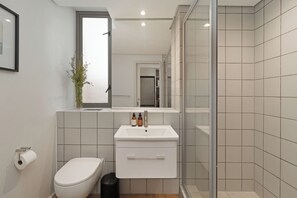 Dusche, Haartrockner, Handtücher, Seife